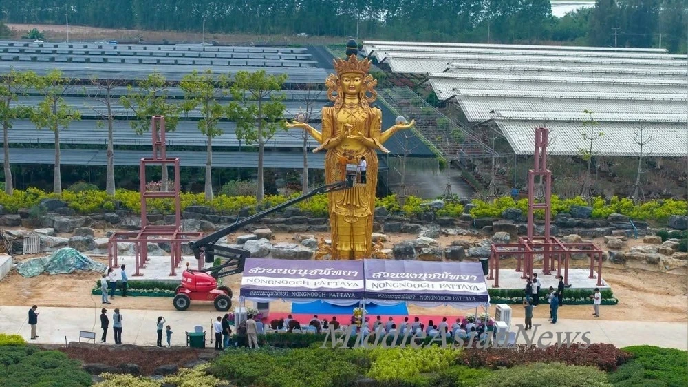 В Таиланде состоялось открытие 16-метровой статуи Жанрайсиг, созданной монголами