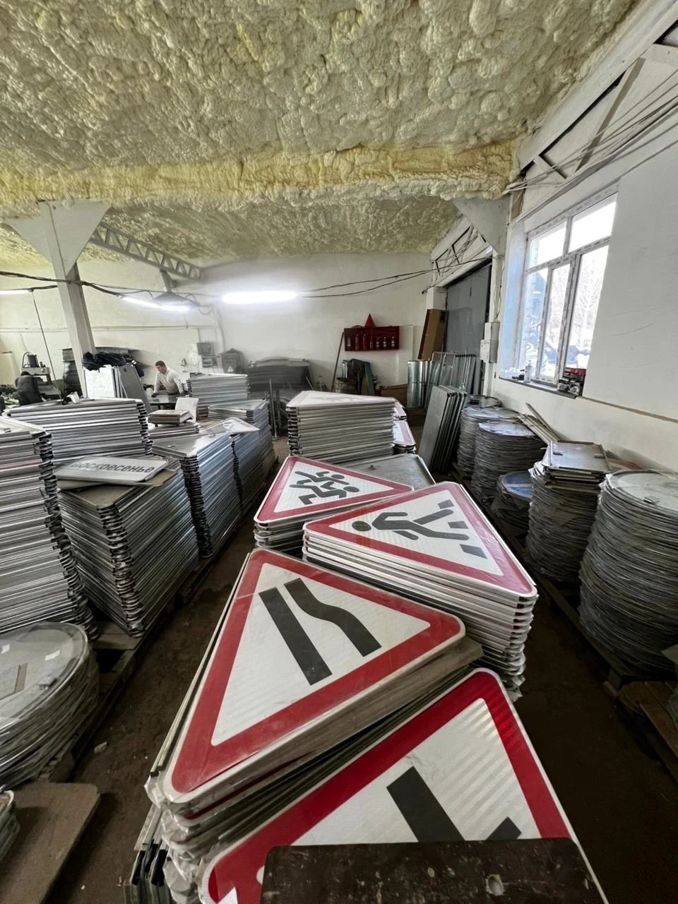 В 2025 году в Кыргызстане изготовили более 11 тысяч дорожных знаков