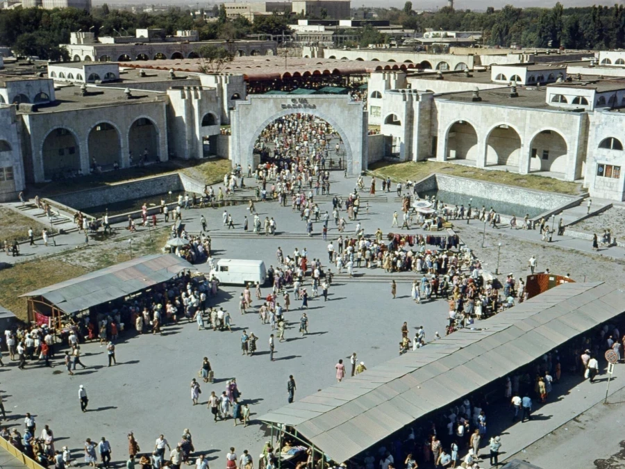 Торговцы с Ошского рынка обеспокоены: бесплатных мест на новом рынке не будет?