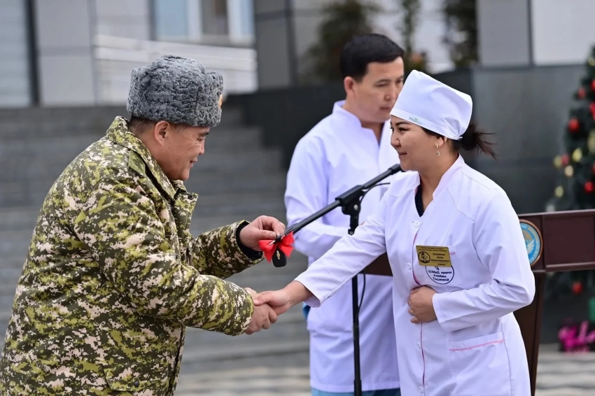 Камчыбек Ташиев передал 34 автомобиля медикам Джалал-Абадской области