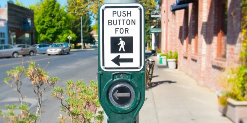 В американском городе светофоры начали рассуждать о политике. Восстание машин?