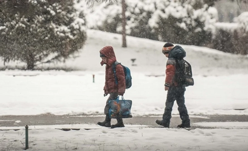 Из-за сильных морозов школы Ак-Талинского района перешли на дистанционное обучение