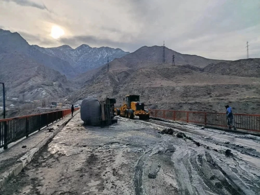 На дороге Бишкек — Ош перевернулся бензовоз с мазутом