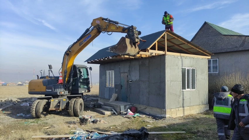 Без документов — под бульдозер: в Бишкеке снова сносят самовольные дома