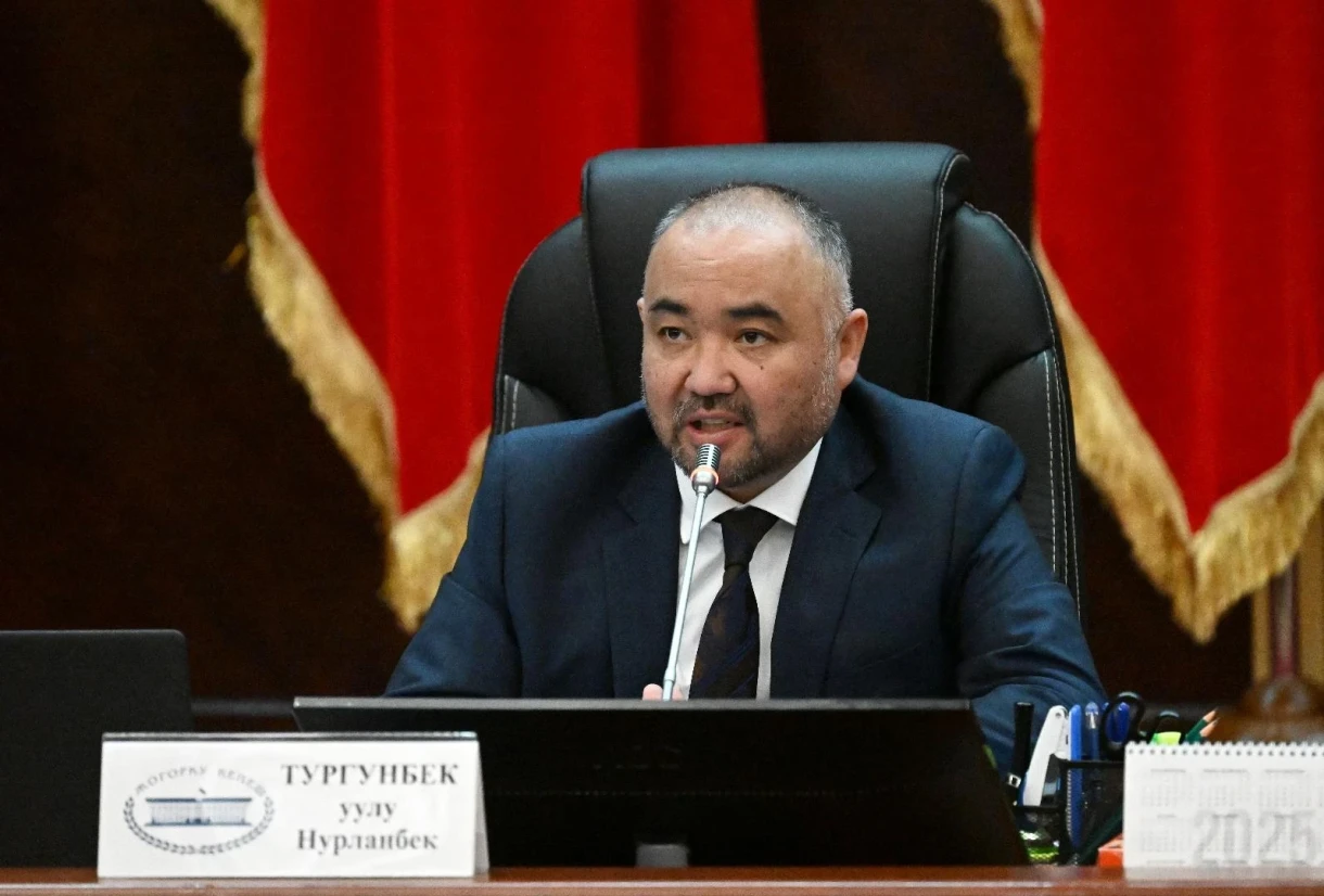 Спикер парламент Кыргызстана раскритиковал кабмин из-за отмены 15-процентной платы в кафе