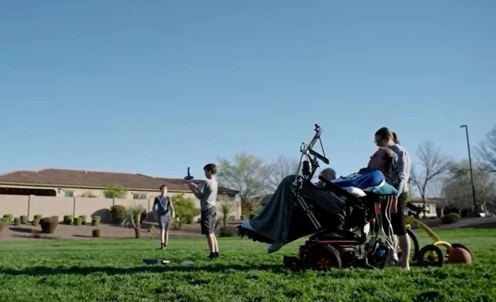 Парализованные люди научились управлять роботами и компьютерами силой мысли