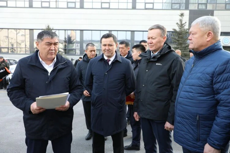 Камчыбек Ташиев передал медикам в Нарынской области 20 автомобилей