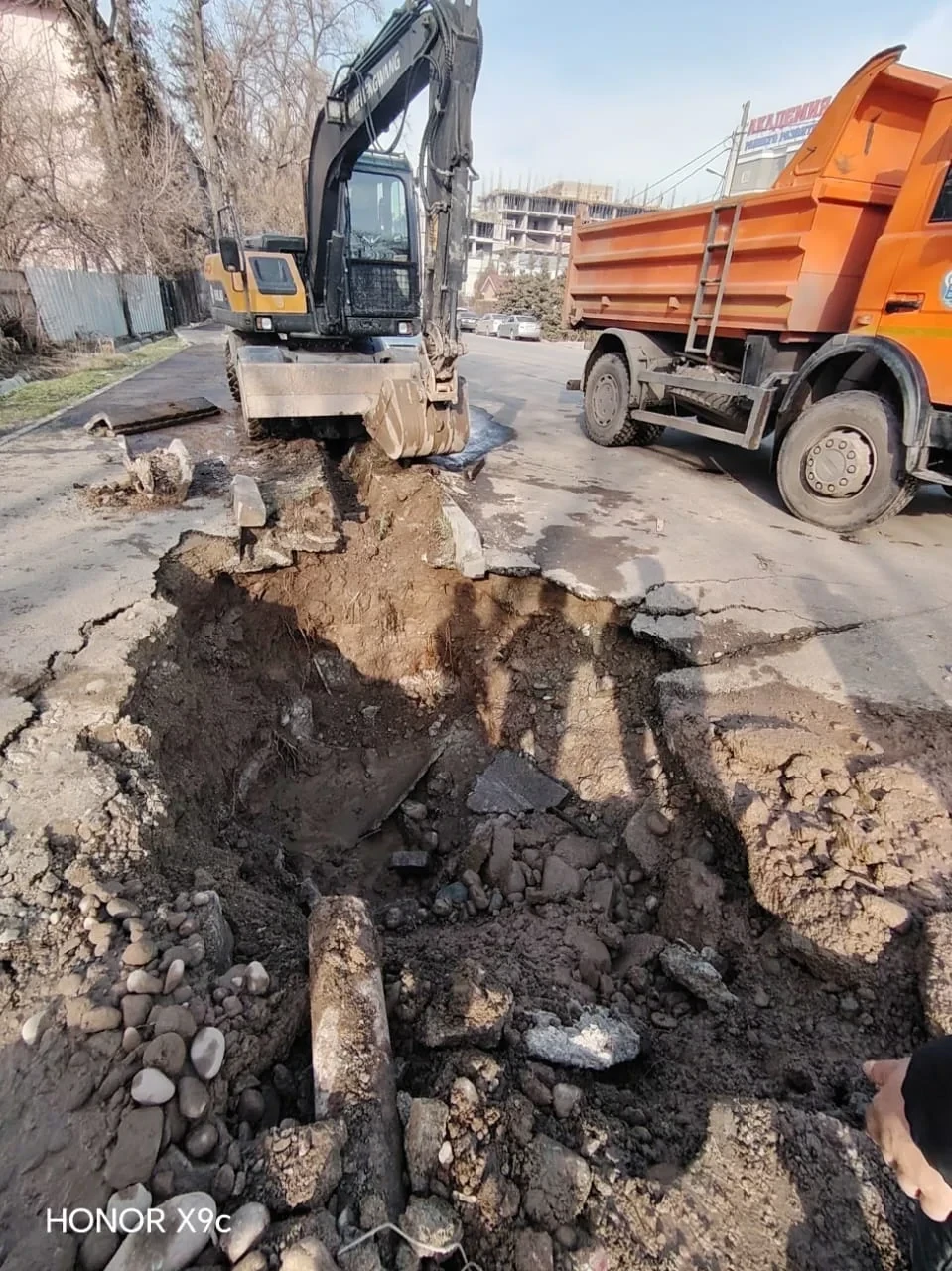 Из-за аварии в Бишкеке отключили питьевую воду на ряде улиц