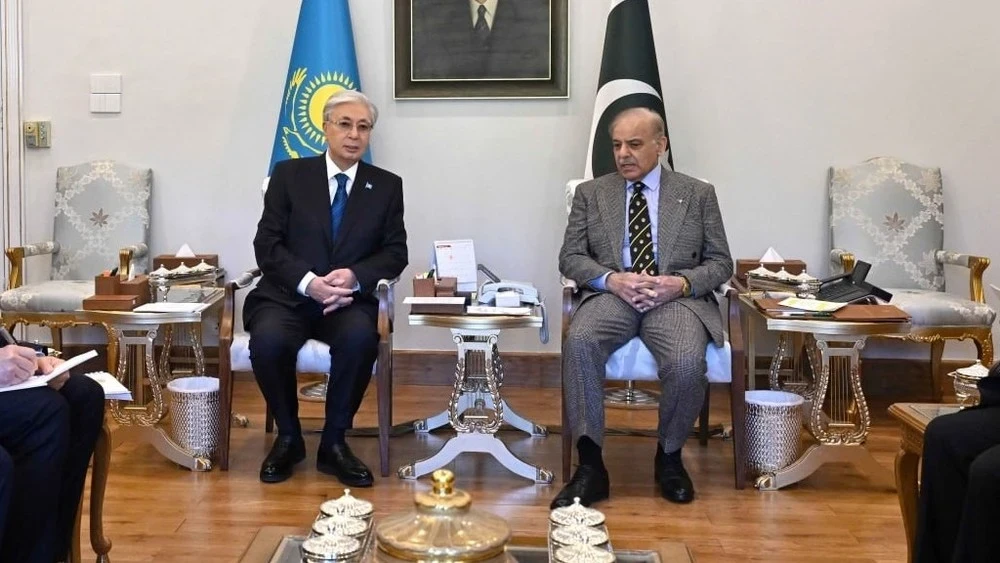 Токаев провёл переговоры с премьер-министром Пакистана