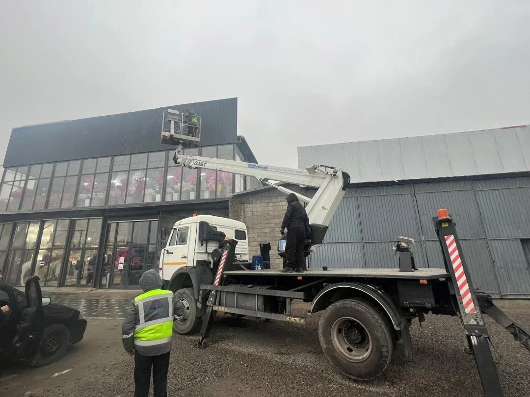 Вокруг рынка «Дордой» демонтировали незаконные ограждения и рекламные конструкции