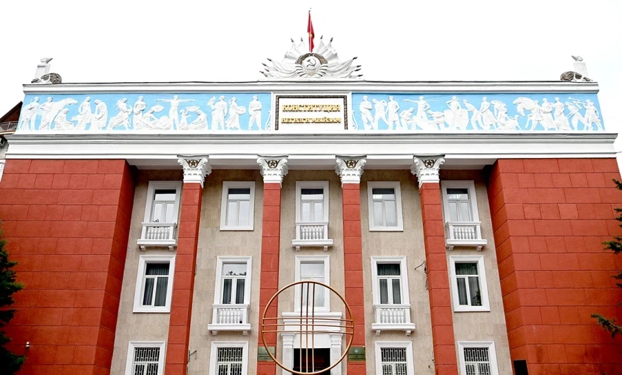 Президент обратился в Конституционный суд КР за официальным разъяснением Конституции