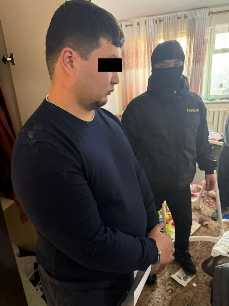 В Бишкеке задержали двоих подозреваемых в многолетних поборах с водителей фур на "Дордое"