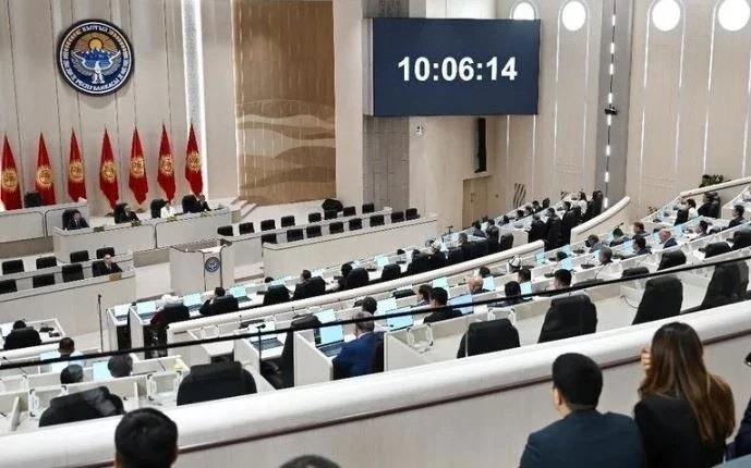 Президент: Депутатов Жогорку Кенеша склоняли перейти на "сторону генерала"