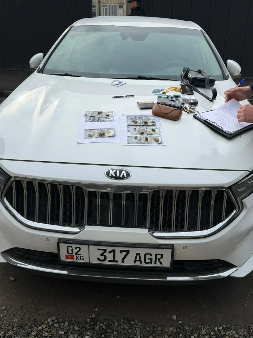 Блогеры-вымогатели задержаны в Оше при получении $500