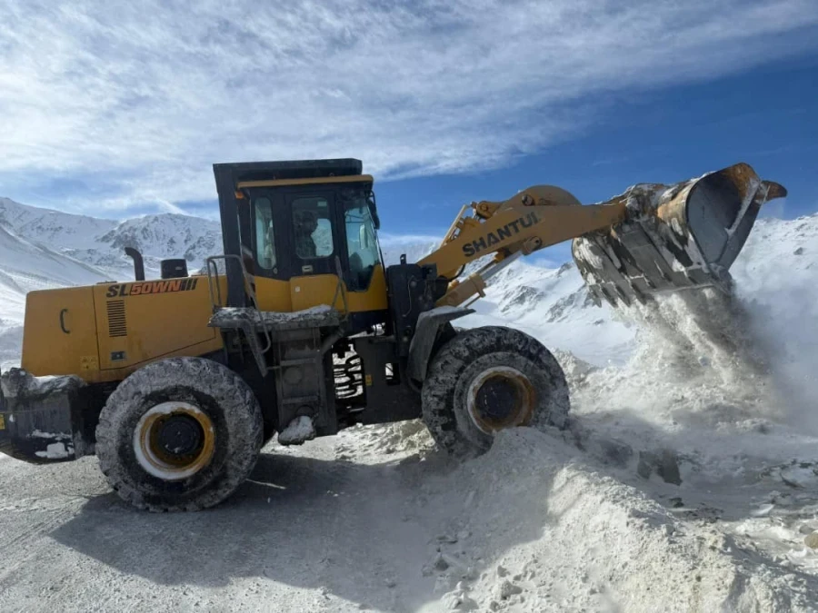 На перевалах идет снег. Минтранс просит водителей не выезжать на встречку