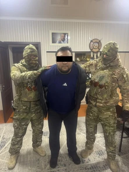 Обыски у ОПГ в Балыкчи: изъято оружие, пойман мошенник