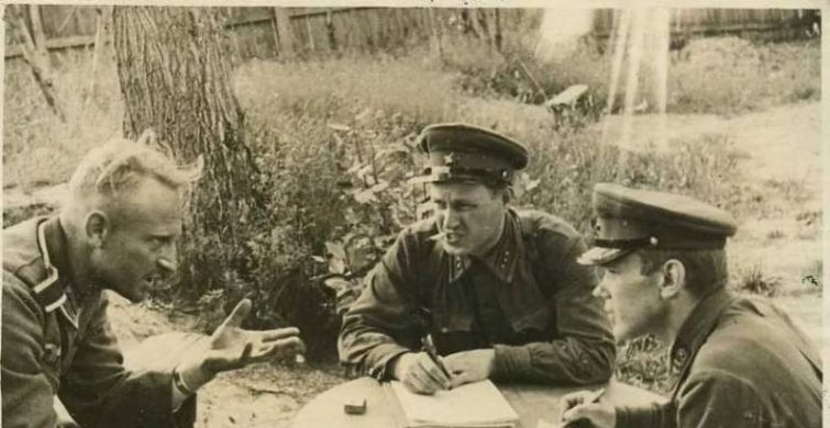 В России 21 мая отмечают День полярника и военного переводчика