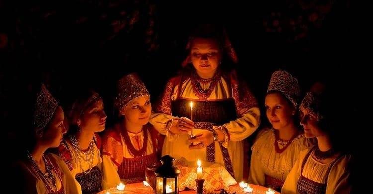 По традиции в ночь с 6 на 7 января незамужним девушкам принято гадать на суженого